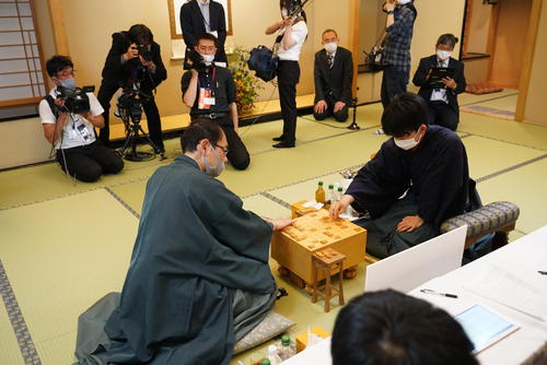 第61期王位戦7番勝負の第2局の終局後、感想戦を行う藤井聡太七段（右）と木村一基王位（日本将棋連盟提供）