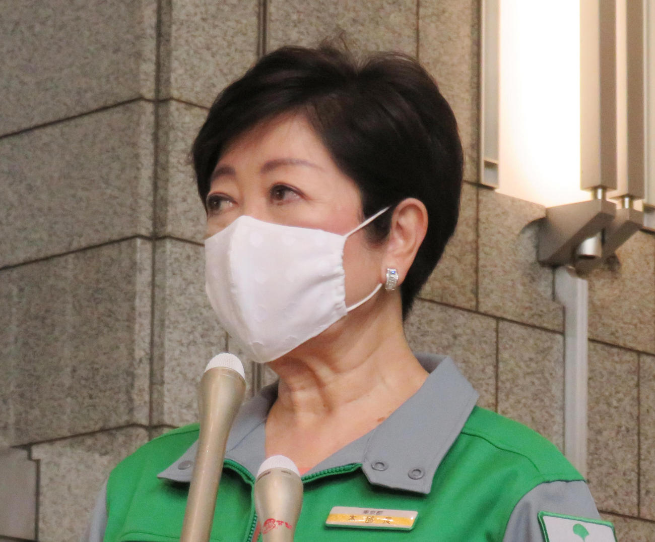 退庁時に報道陣の取材に応じた、東京都の小池百合子知事（撮影・佐藤勝亮）