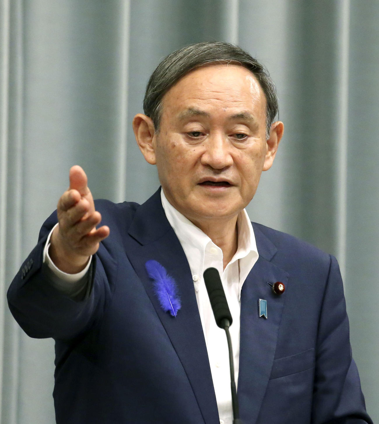 記者会見する菅官房長官（共同）