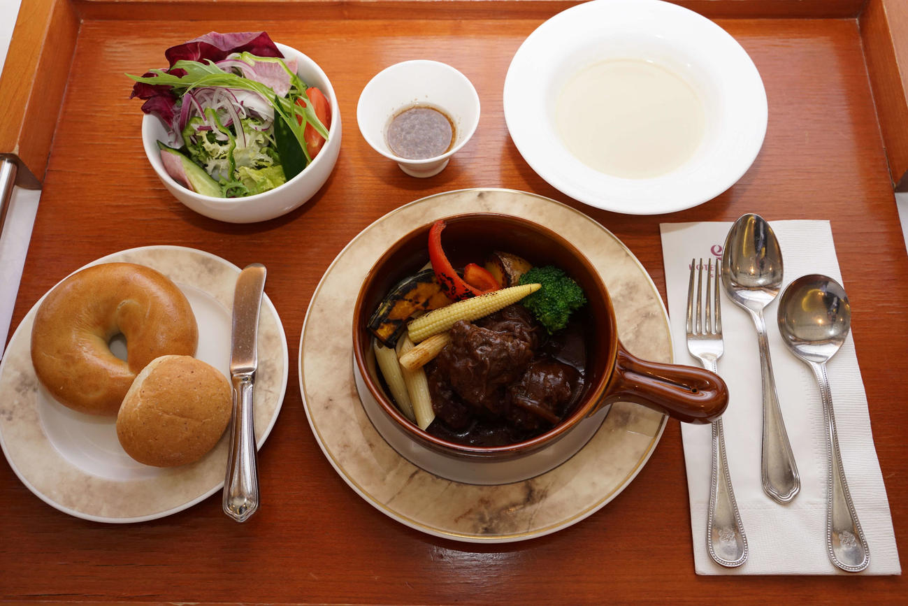 2日目の昼食は木村王位が「ビーフシチューセットランチ」（日本将棋連盟提供）