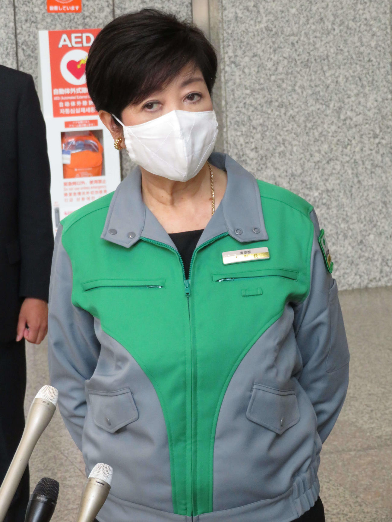 報道陣の取材に応じる小池百合子知事（撮影・近藤由美子）
