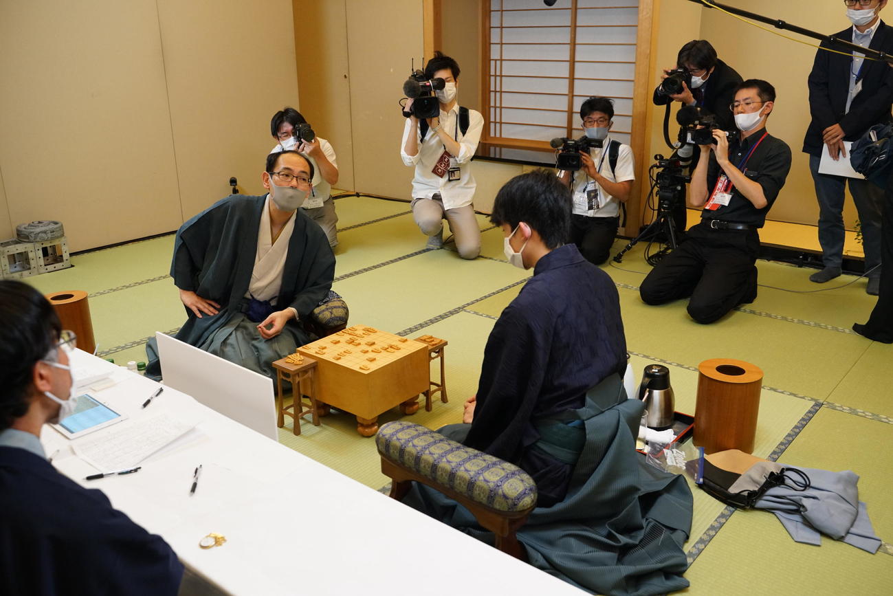 第61期王位戦7番勝負の第2局の終局後、感想戦を行う藤井聡太七段（右）と木村一基王位（日本将棋連盟提供）