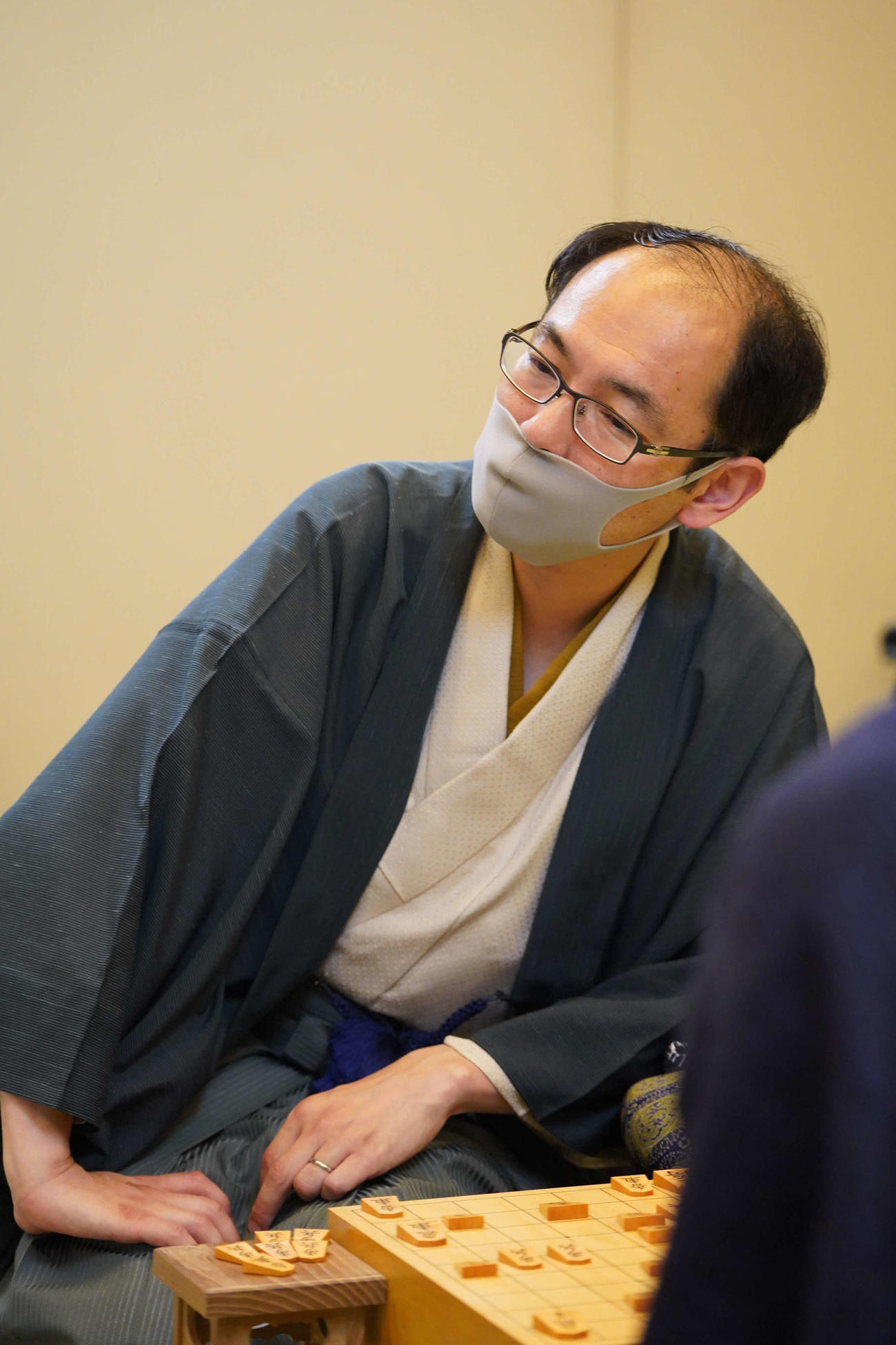 第61期王位戦7番勝負の第2局に敗れ、感想戦を行う木村一基王位（日本将棋連盟提供）