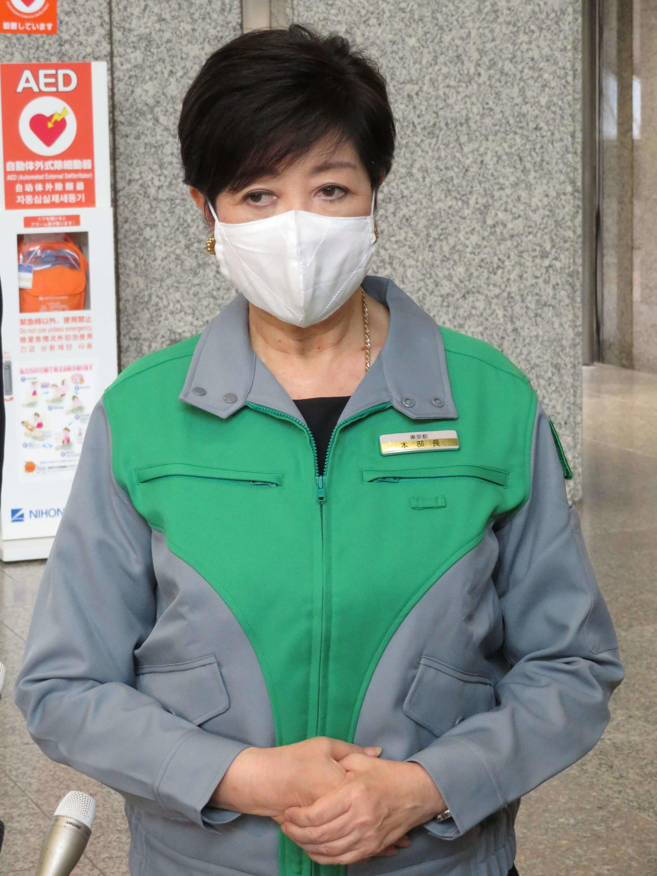 報道陣の取材に応じる小池百合子知事（撮影・近藤由美子）