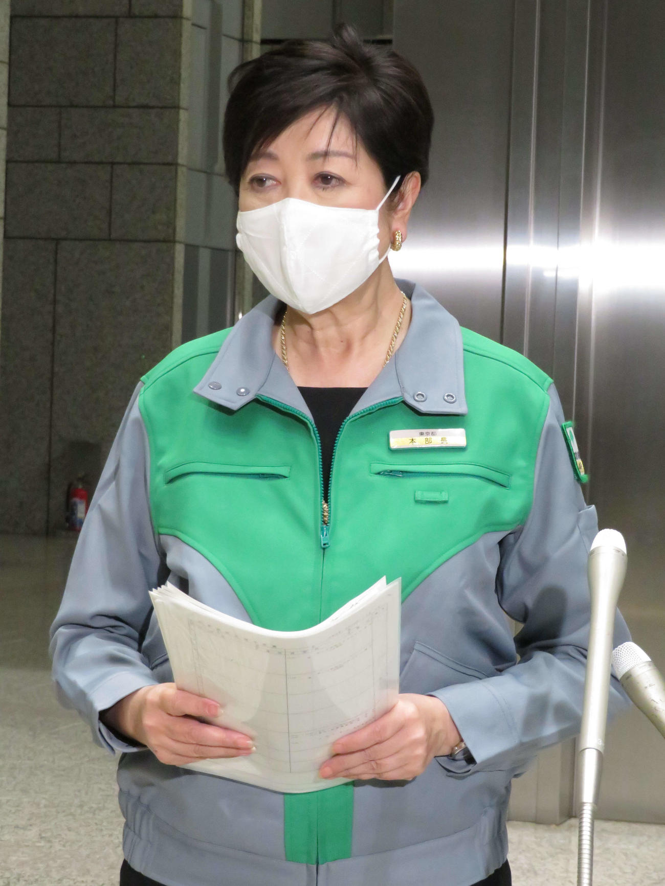 退庁時に取材に応じる小池百合子知事（撮影・近藤由美子）