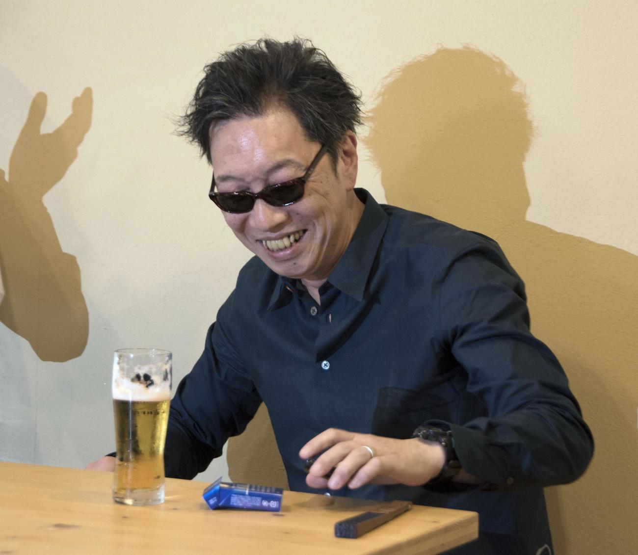直木賞受賞が決まり、友人らに祝福されて笑顔の馳星周さん（共同）