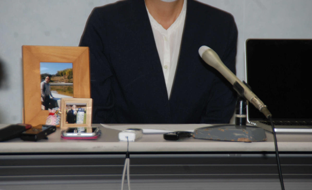 夫の写真とともに裁判の後、会見する赤木雅子さん（撮影・松浦隆司）