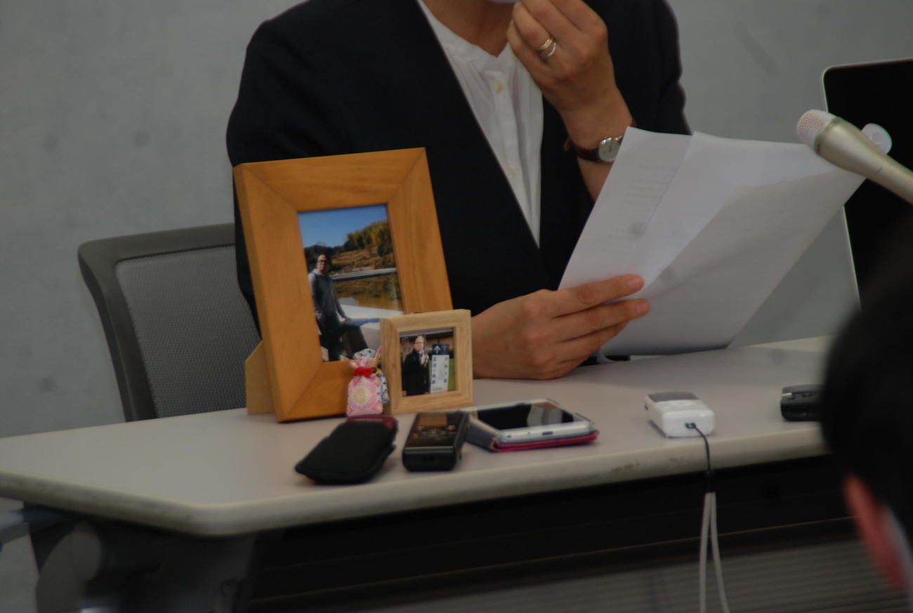 閉廷後の会見で、法廷での上申書を再び読み上げる赤木雅子さん（撮影・松浦隆司）