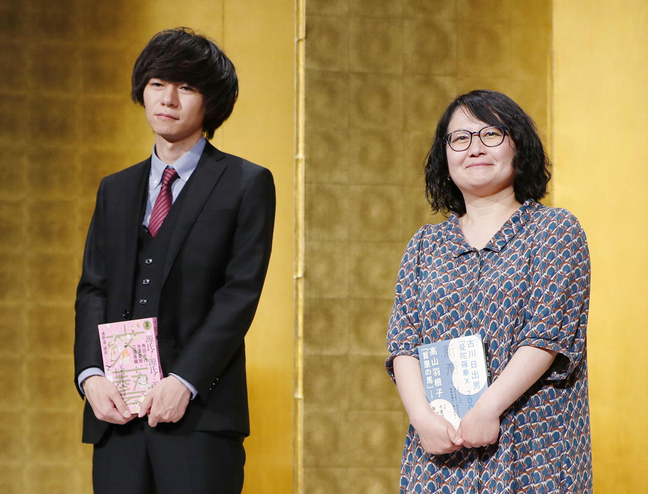 第163回芥川賞に決まり、写真撮影に応じる遠野遥さん（左）と高山羽根子さん（共同）