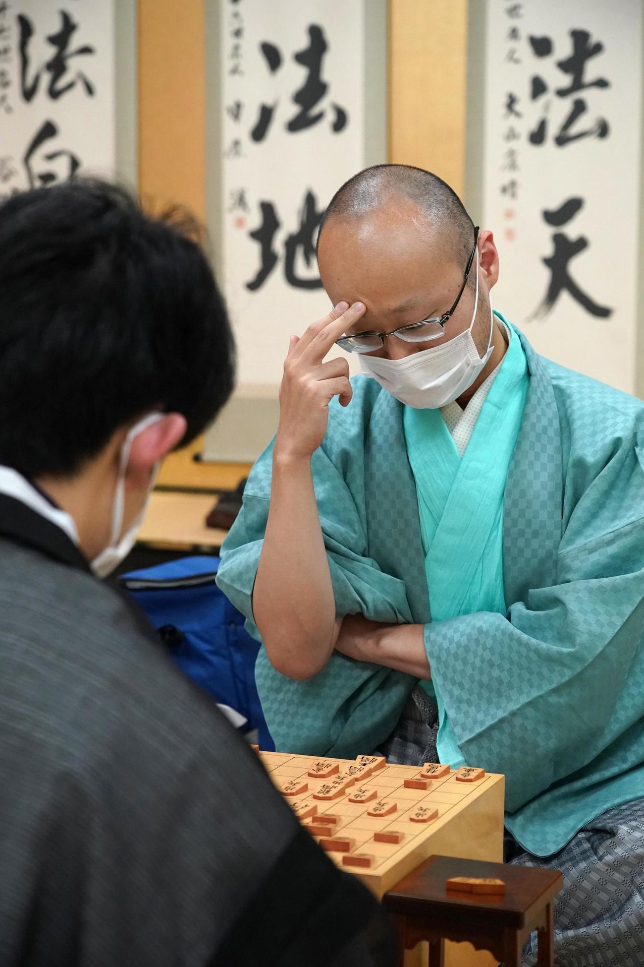 第91期棋聖戦5番勝負の第4局で藤井聡太七段（手前）に敗れ、感想戦で対局を振り返る渡辺明棋聖（代表撮影＝共同）