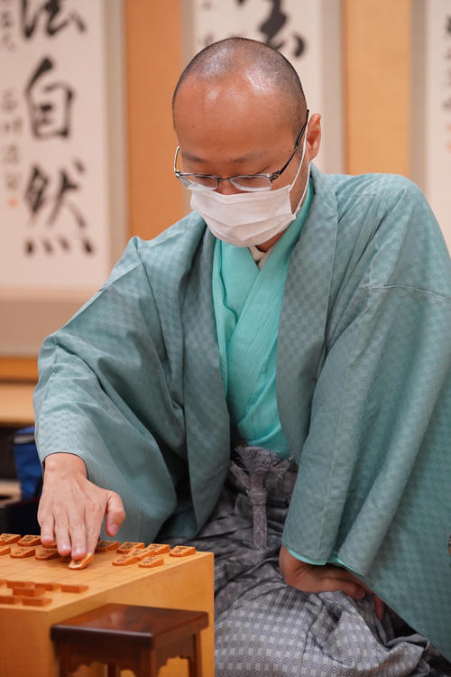 第91期棋聖戦5番勝負第4局で初手を指す渡辺明棋聖（日本将棋連盟提供）