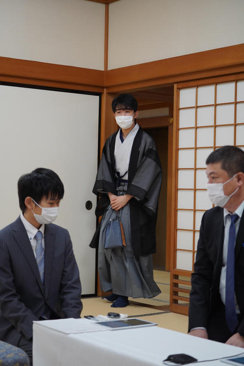 第91期棋聖戦5番勝負第4局に黒色の羽織の和服で登場した藤井聡太七段（日本将棋連盟提供）