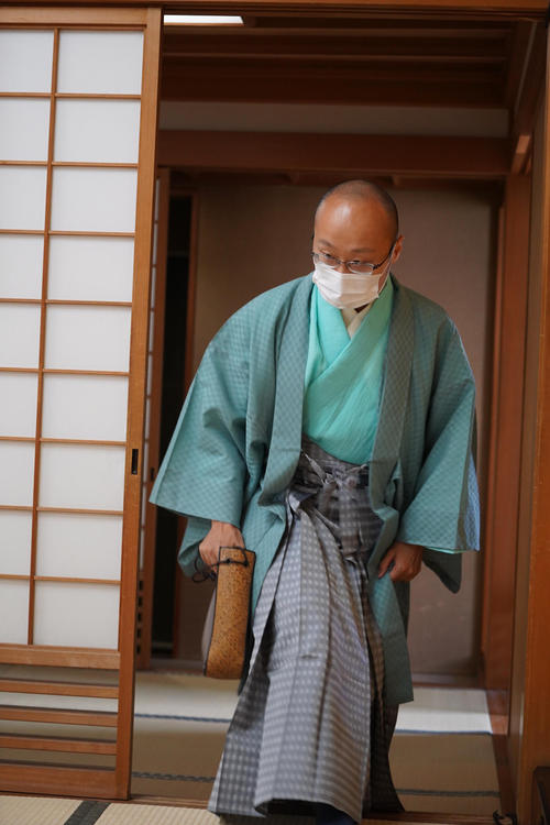第91期棋聖戦5番勝負第4局、入室する渡辺明棋聖（日本将棋連盟提供）