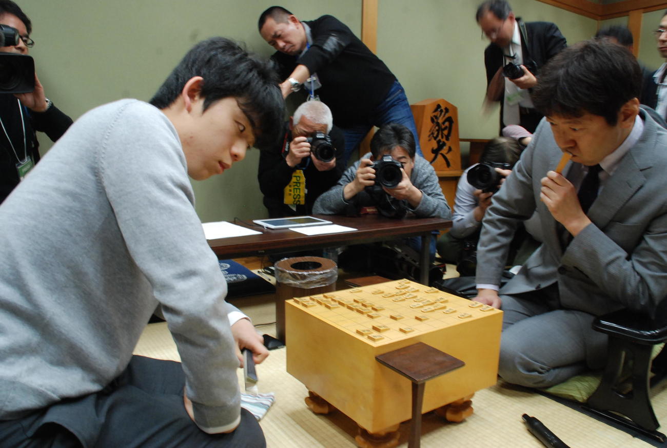 感想戦を行う藤井聡太六段（手前）と杉本昌隆七段（2018年3月8日撮影）