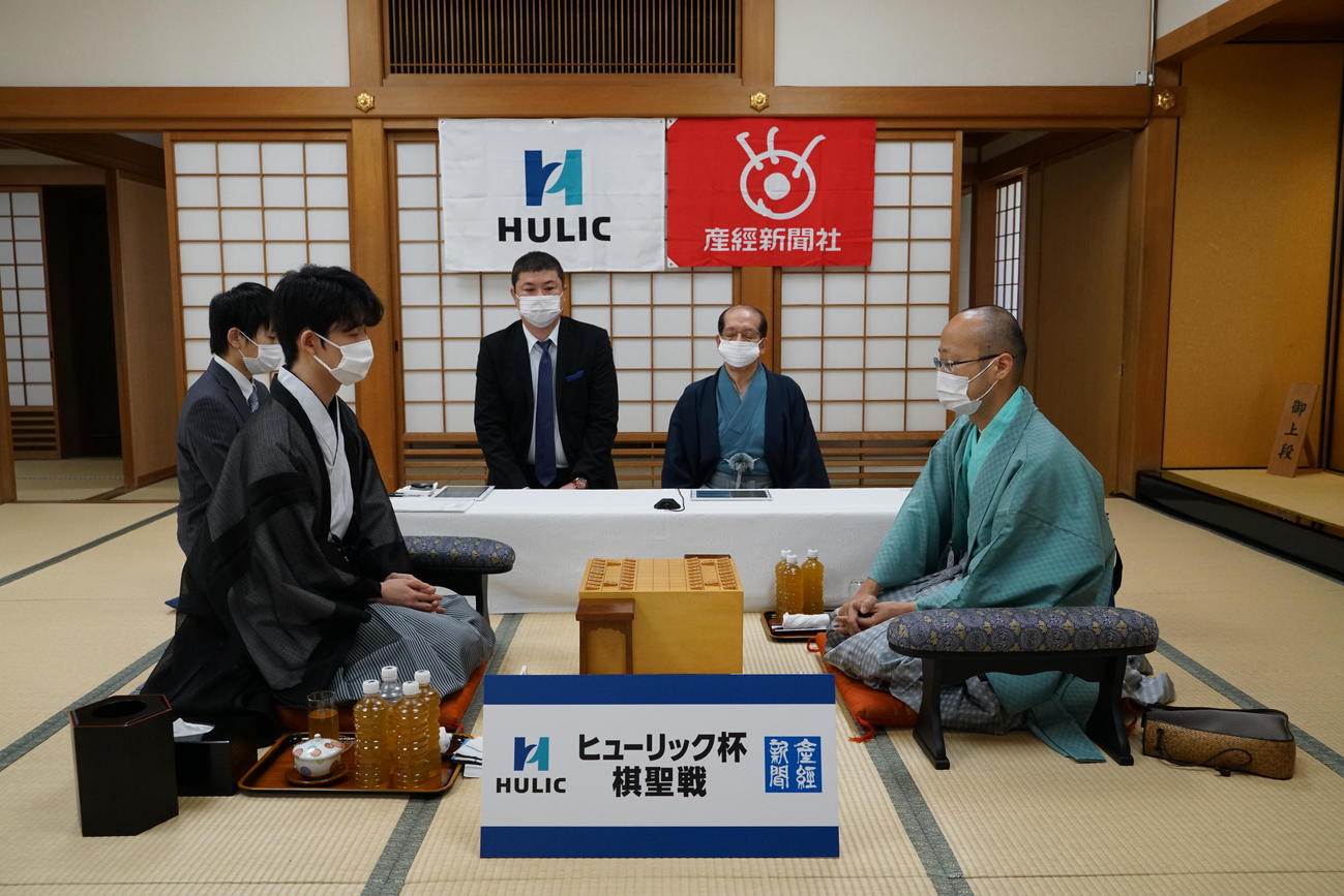 第91期棋聖戦5番勝負第4局に臨んだ渡辺明棋聖（右）と藤井聡太七段（日本将棋連盟提供）