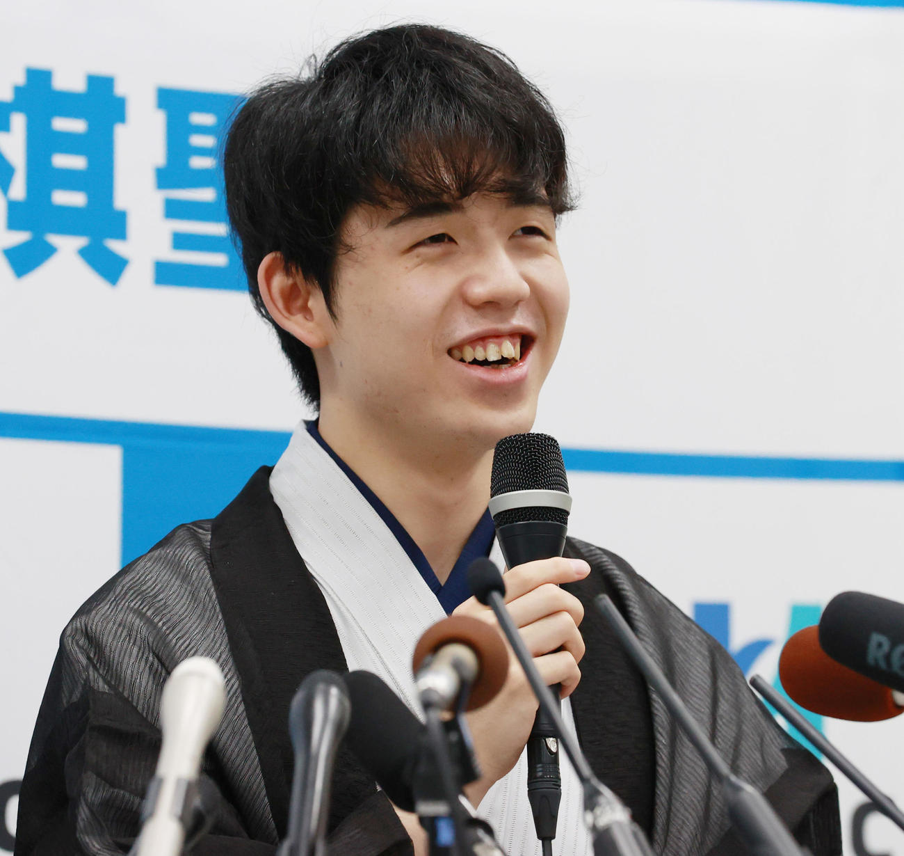 初タイトルを獲得し会見に臨む藤井聡太新棋聖（撮影・清水貴仁）