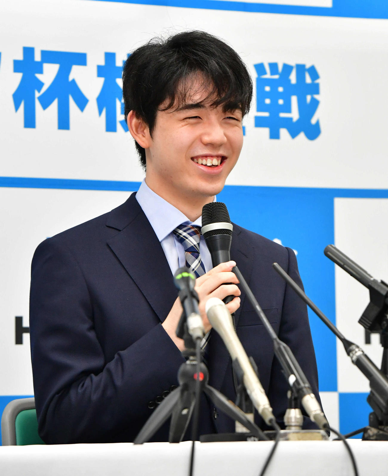第91期棋聖戦　初タイトル獲得から一夜明け、笑顔で会見を行う藤井聡太新棋聖（撮影・岩下翔太）