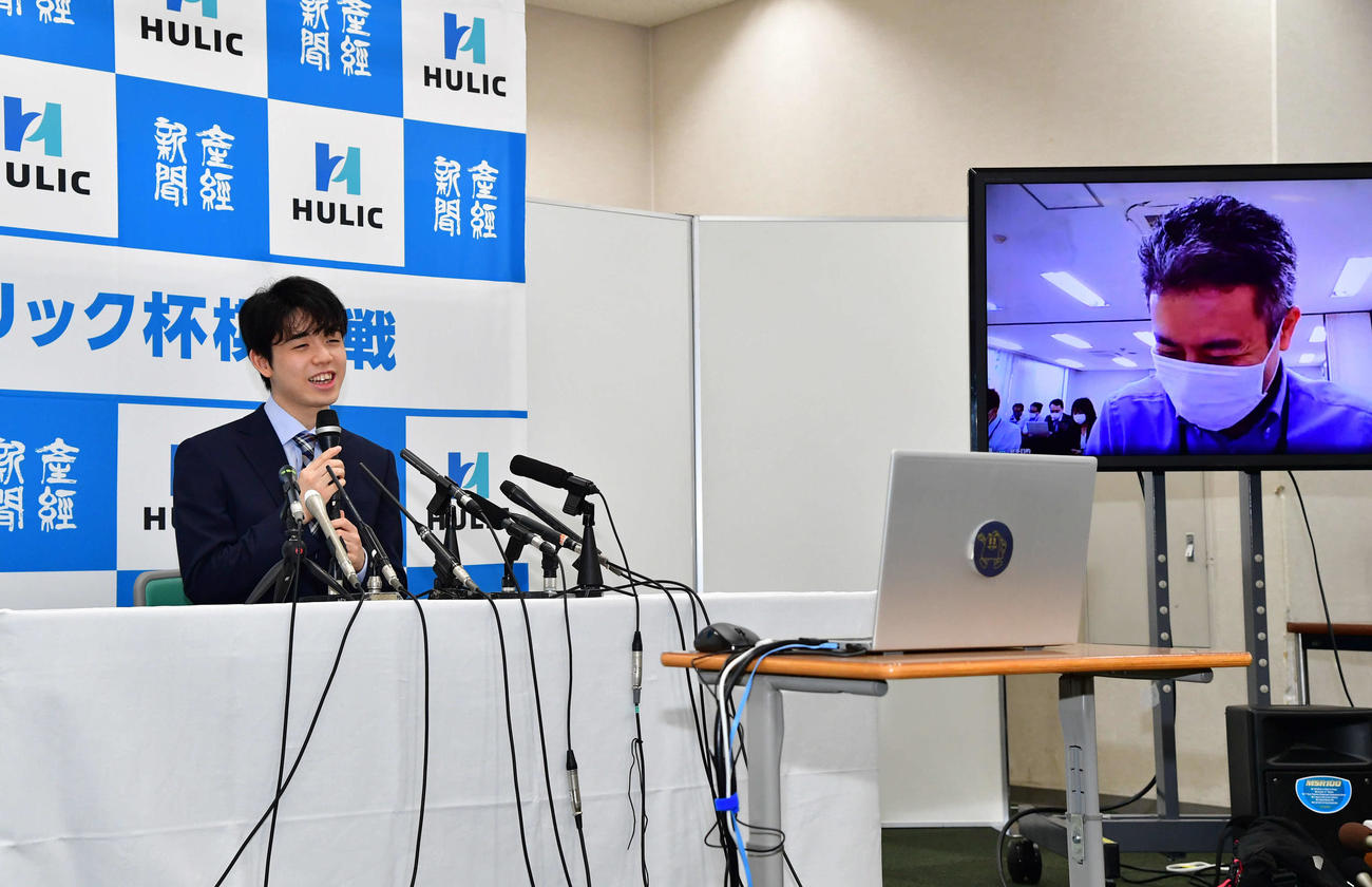 第91期棋聖戦　初タイトル獲得から一夜明け、別室からの記者の質問に答える藤井聡太新棋聖（撮影・岩下翔太）