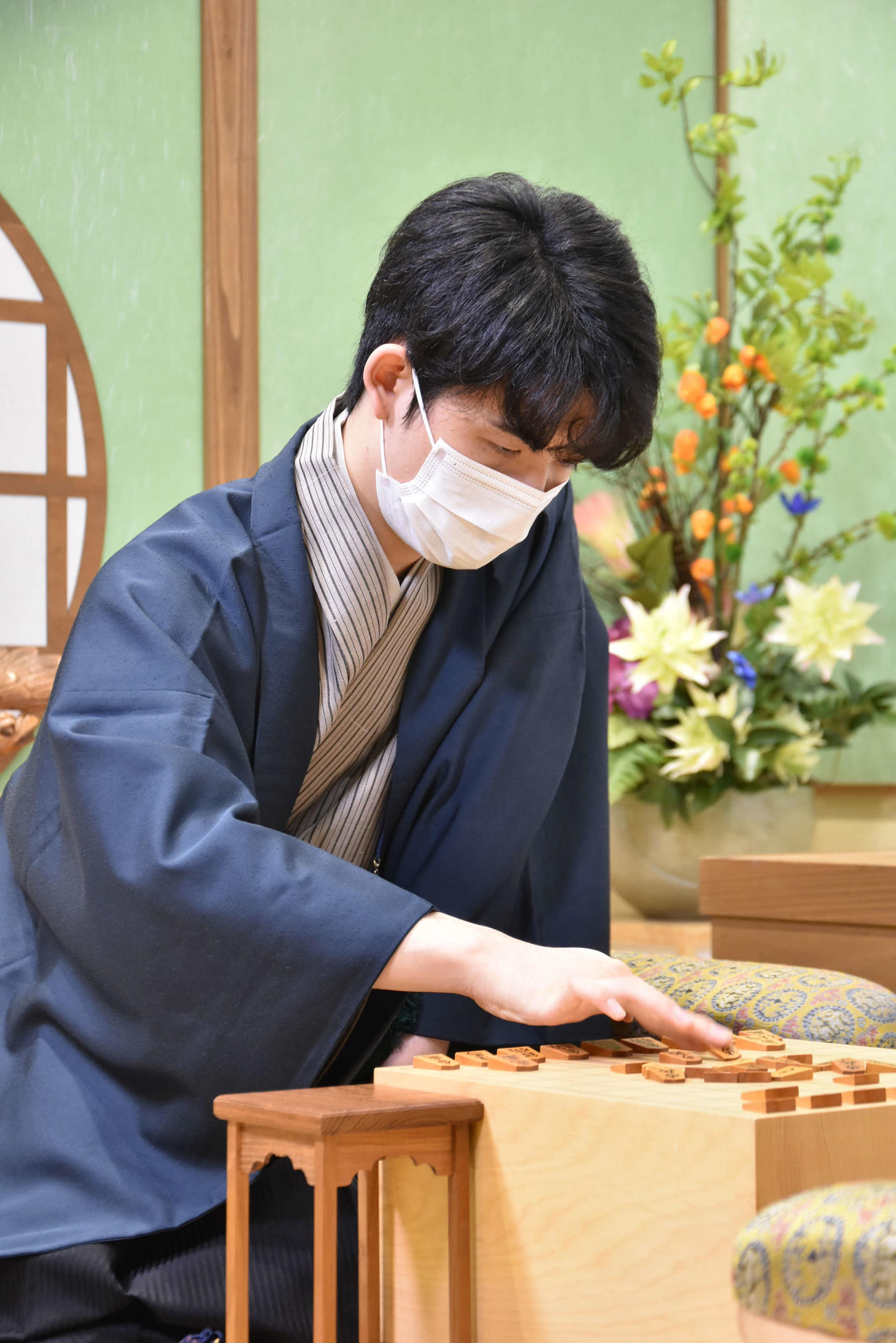 17歳最後の日にタイトル獲得後、初の公式戦である「将棋日本シリーズJTプロ公式戦」で勝利した藤井聡太棋聖（代表撮影：将棋日本シリーズ総合事務局）