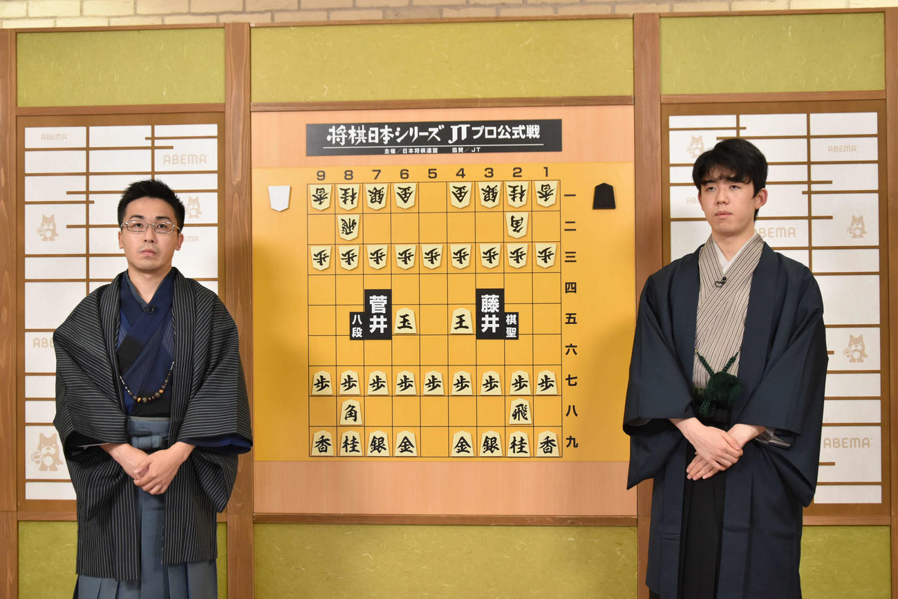 17歳最後の日にタイトル獲得後、初の公式戦である「将棋日本シリーズJTプロ公式戦」に登場した藤井聡太棋聖（右、左は菅井竜也八段代表撮影：将棋日本シリーズ総合事務局）