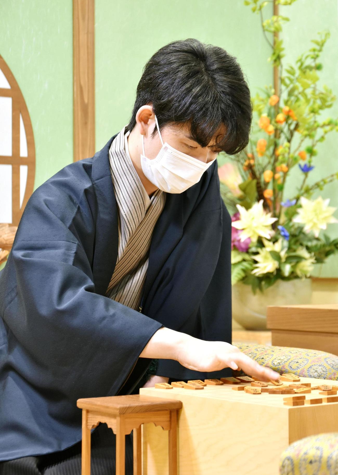 17歳最後となる対局に臨む藤井聡太棋聖（日本将棋連盟提供＝共同）