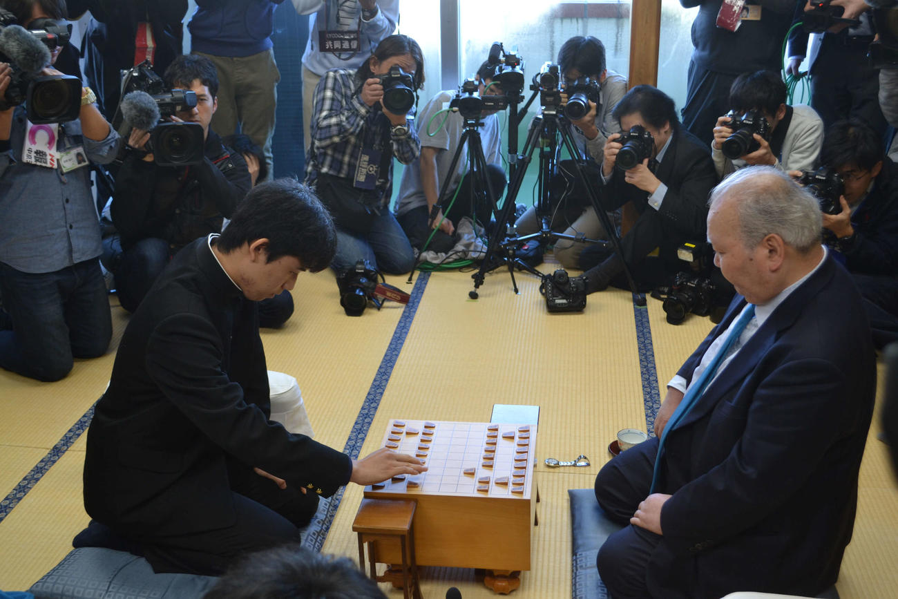 16年12月、デビュー戦　記念すべきプロ1手目を指す藤井聡太四段（左）。相手は加藤一二三九段