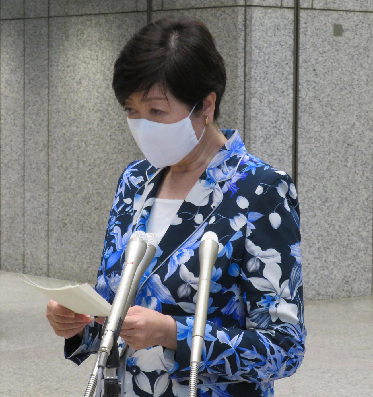 退庁時に報道陣の取材に応じた小池百合子都知事（撮影・佐藤勝亮）