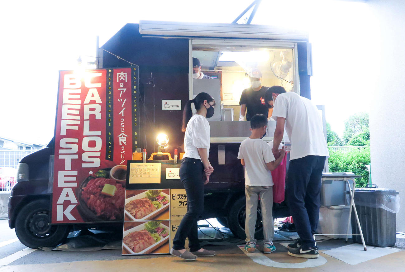 埼玉・戸田市の市立児童センターに駆けつけて「ビーフステーキライス」を提供したキッチンカー（撮影・大上悟）