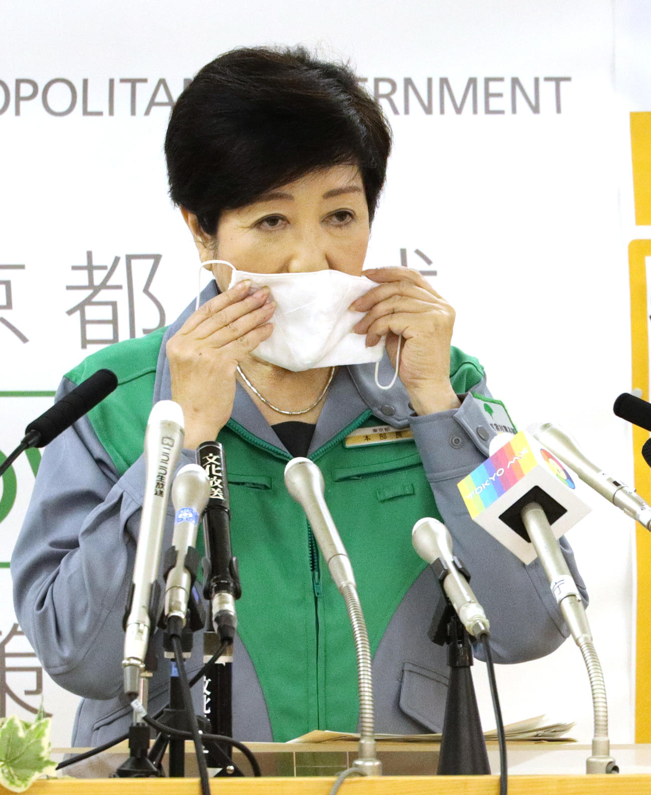 マスク着用のお願いをする小池百合子東京都知事（撮影・中島郁夫）