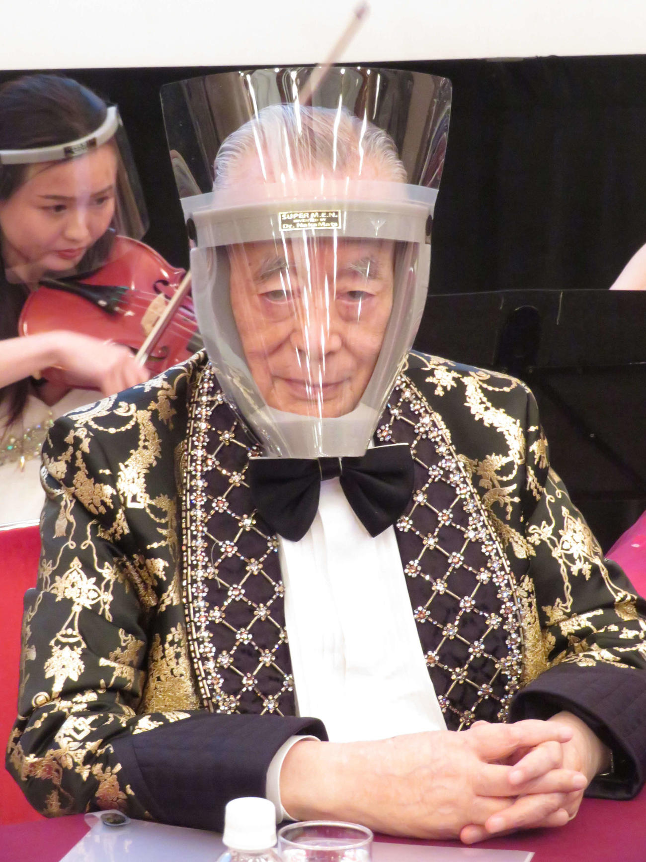 数え93歳大誕生会の席上で「ドクター中松　スーパーメン　SUPER　M．E．N」の新型「99型　究極」を着用したドクター・中松氏（撮影・村上幸将）