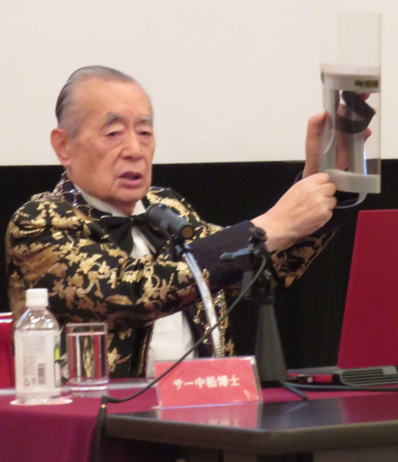 数え93歳大誕生会の席上で「ドクター中松　スーパーメン　SUPER　M．E．N」の新型「99型　究極」を発表したドクター・中松氏（撮影・村上幸将）