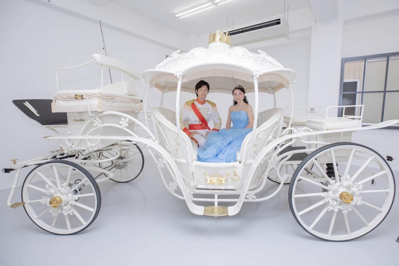 新婦の新しい門出の日に シンデレラ馬車お披露目 社会 日刊スポーツ