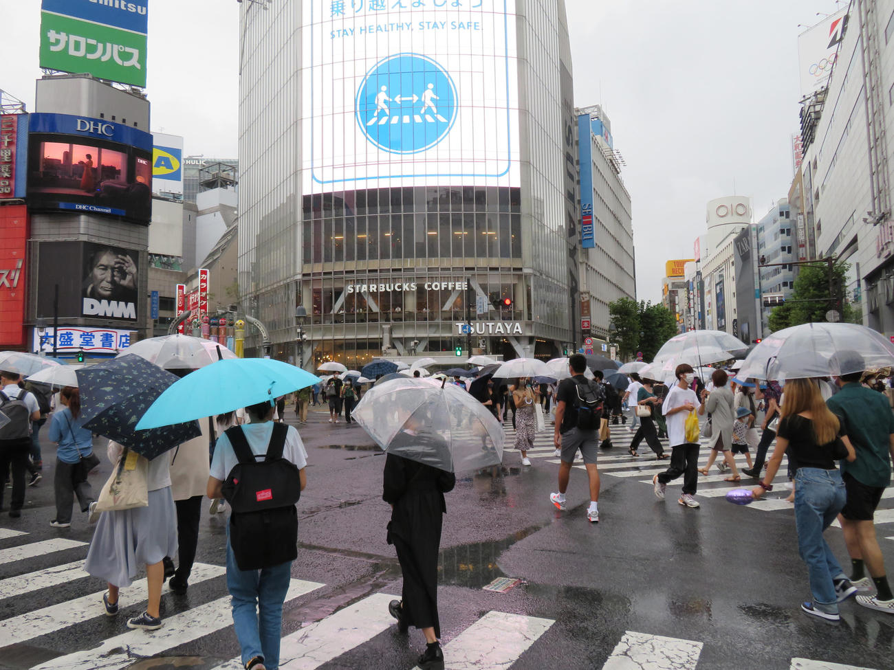 4連休初日となった23日、渋谷駅前スクランブル交差点の様子（撮影・佐藤勝亮）