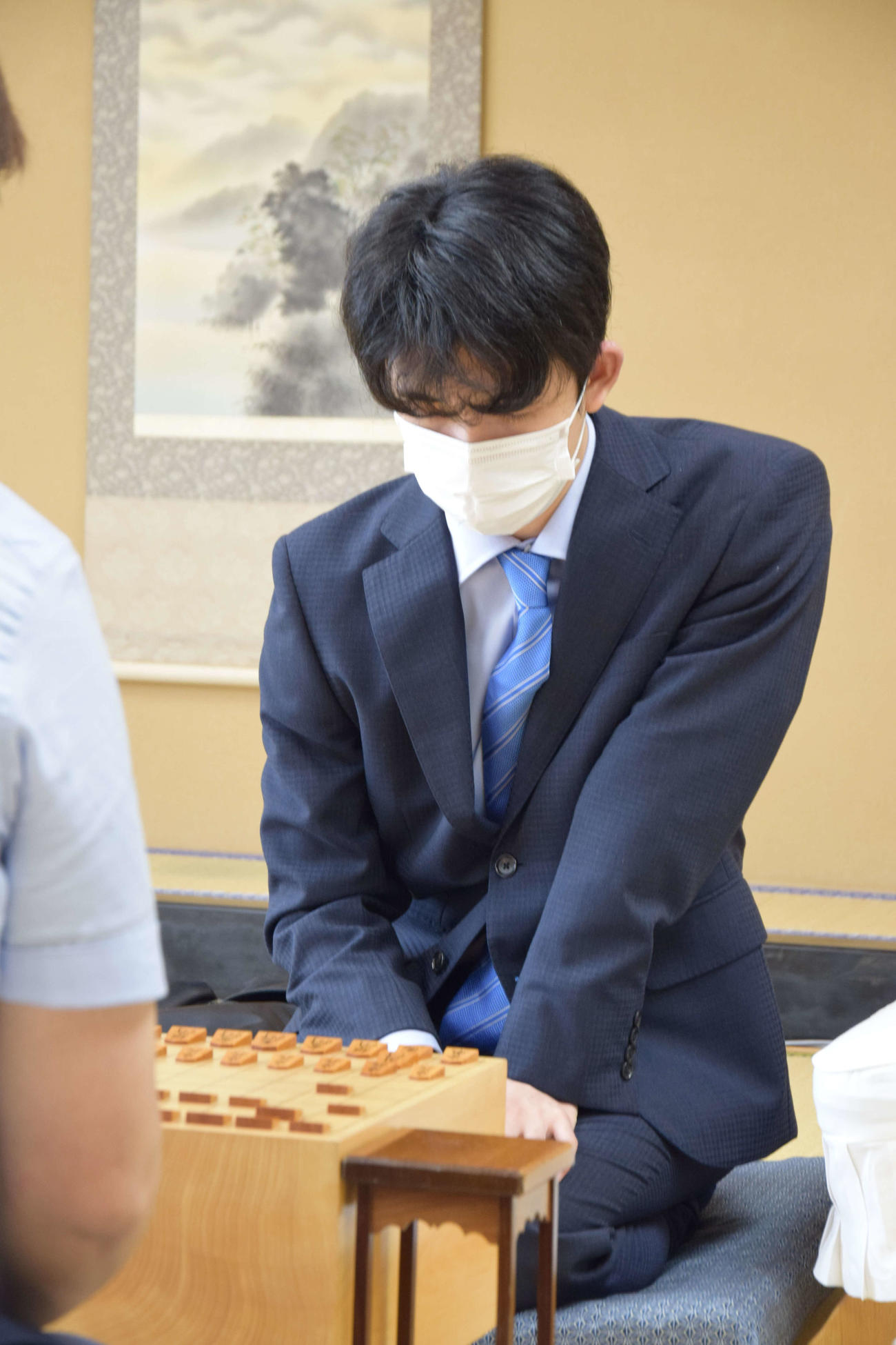 竜王戦決勝トーナメントで丸山忠久九段と対戦した藤井聡太棋聖（日本将棋連盟提供）