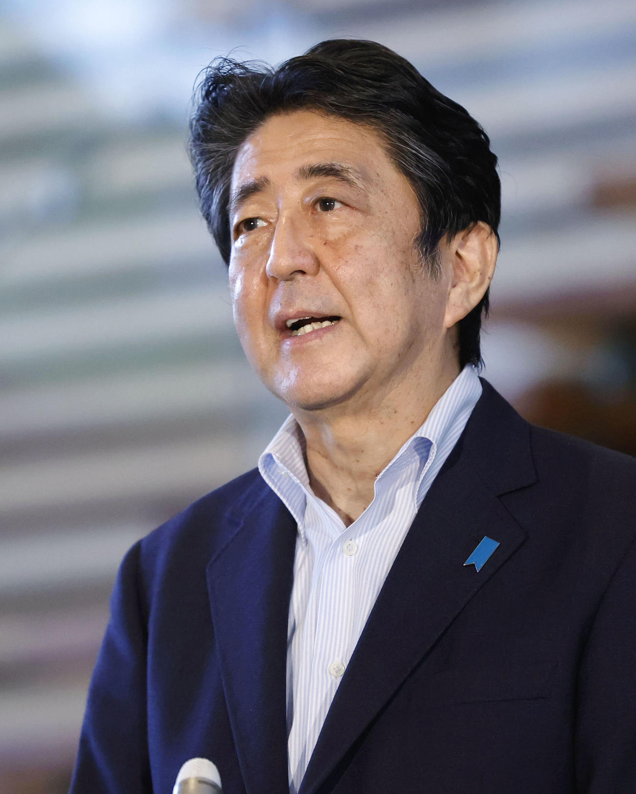 新型コロナウイルスの新規感染者が全国的に増加している状況に関し、記者団の質問に答える安倍首相（共同）