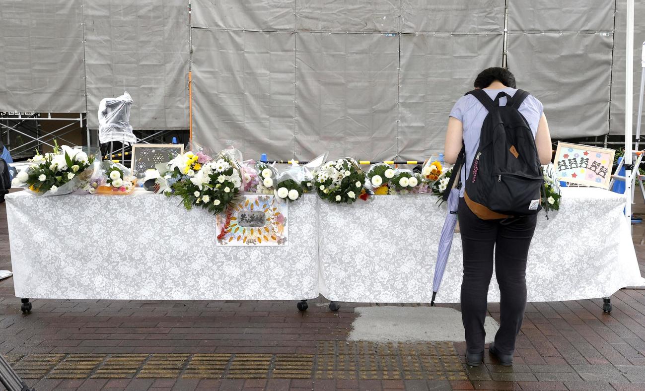 建て替え工事が進む知的障がい者施設「津久井やまゆり園」の敷地内に設置された献花台（共同）
