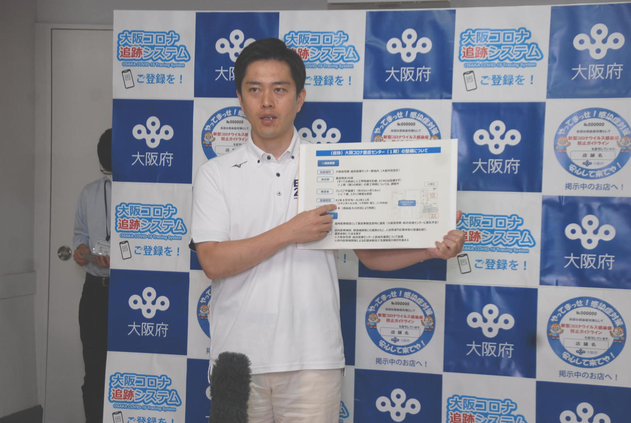 取材に応じる吉村洋文知事（撮影・松浦隆司）