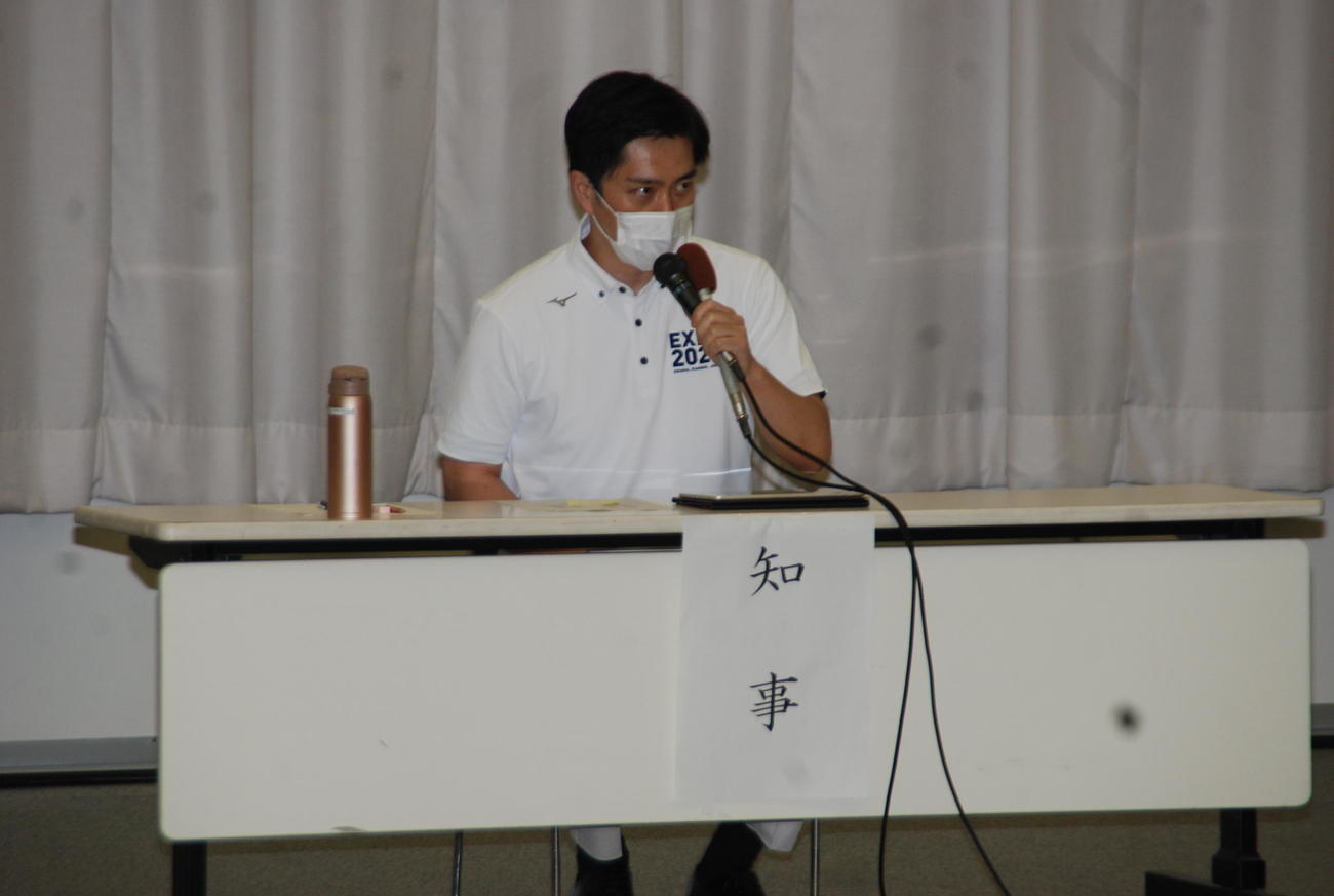 新型コロナウイルス対策本部会議の冒頭で新規の感染者数を発表する吉村洋文知事（撮影・松浦隆司）