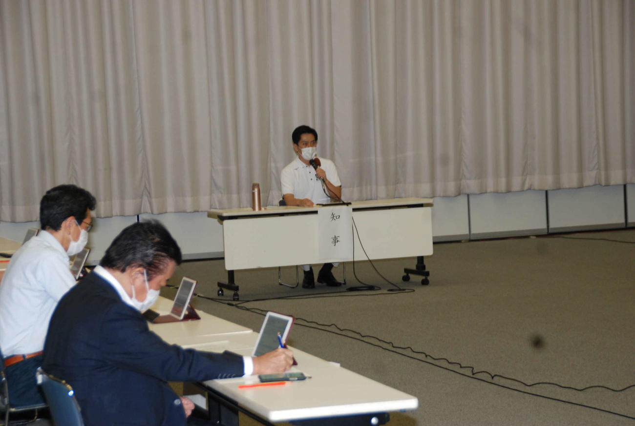新型コロナウイルス対策本部会議の冒頭で新規の感染者数を発表する吉村洋文知事（撮影・松浦隆司）