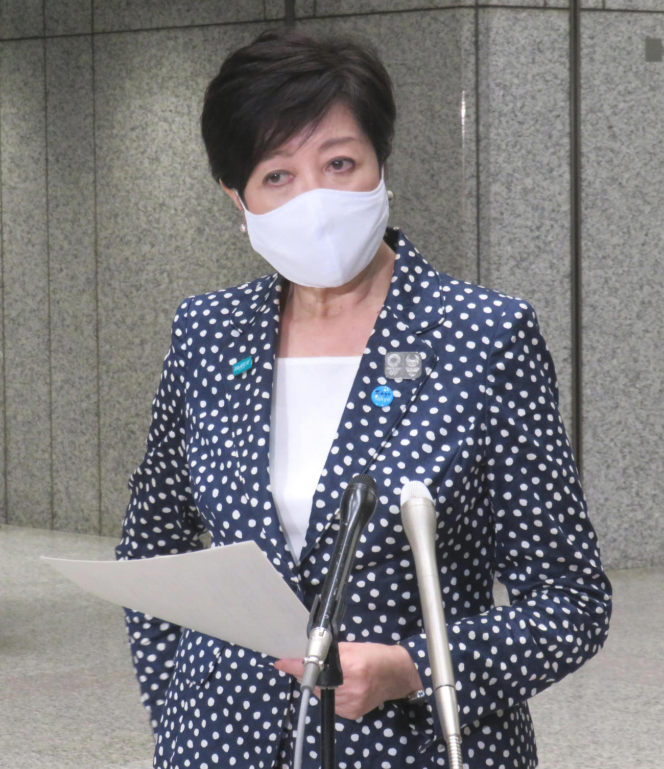 退庁時に報道陣の取材に応じた、東京都の小池百合子知事（撮影・佐藤勝亮）