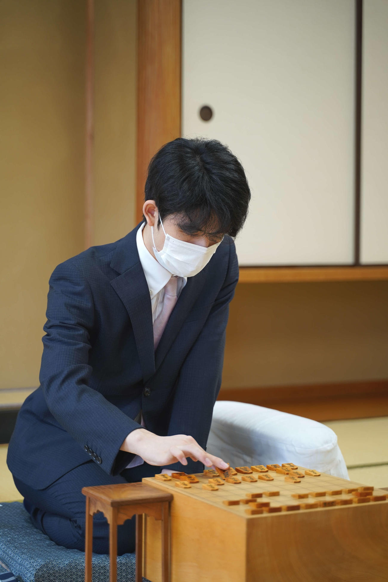 第79期順位戦B級2組3回戦で鈴木大介九段と対戦した藤井聡太棋聖（日本将棋連盟提供）
