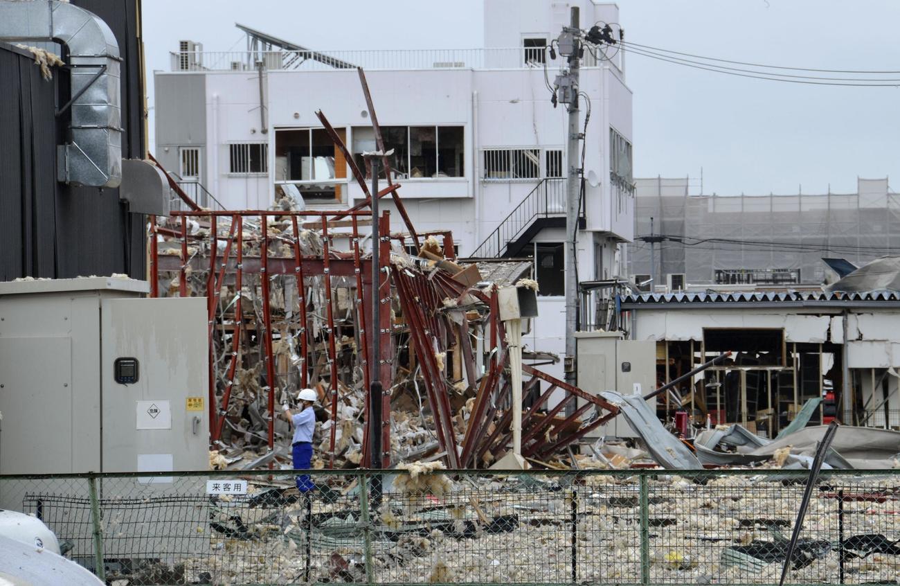 爆発で全壊した飲食店＝30日午前11時すぎ、福島県郡山市（共同）