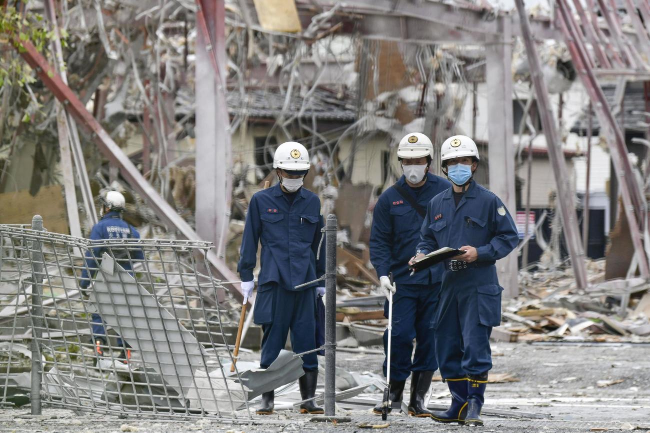 爆発現場周辺を調べる福島県警の捜査員ら＝30日午後0時23分、福島県郡山市（共同）