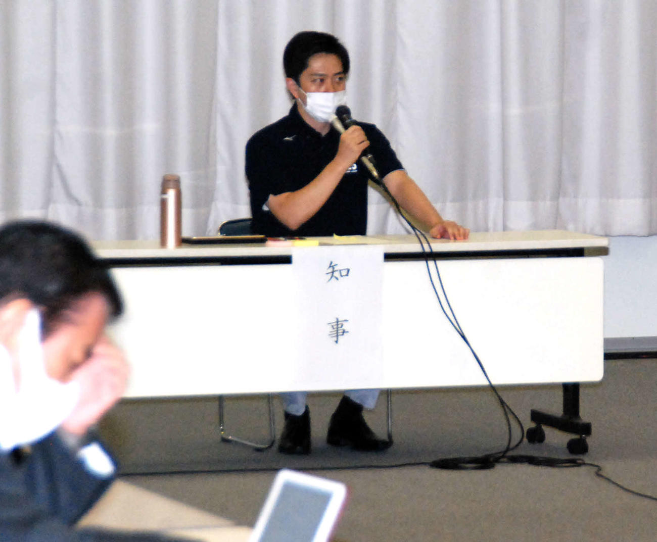 府庁で新型コロナウイルス対策本部会議に出席した吉村洋文知事（撮影・松浦隆司）