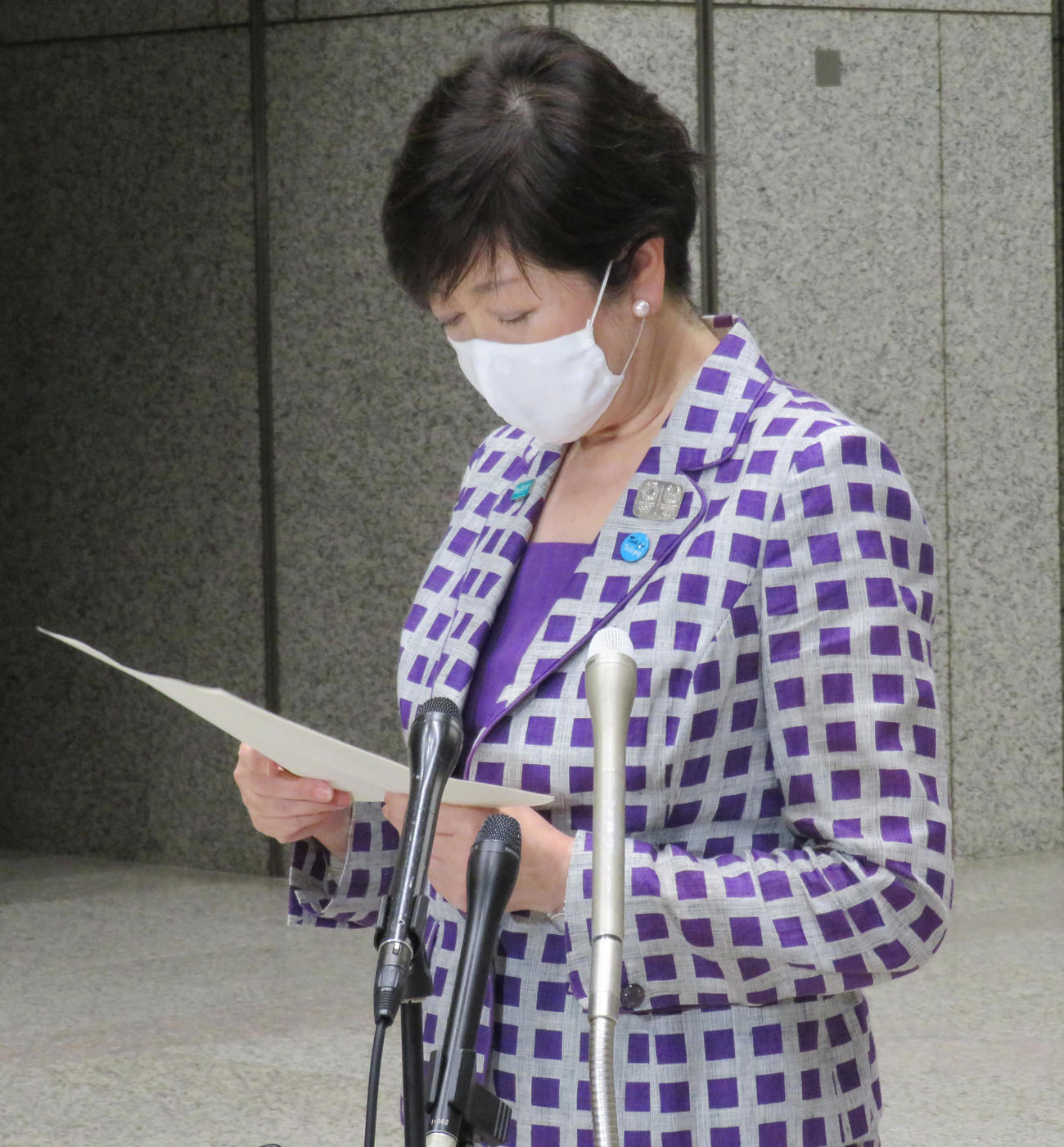 退庁時に報道陣の取材に応じた、東京都の小池百合子知事（撮影・佐藤勝亮）