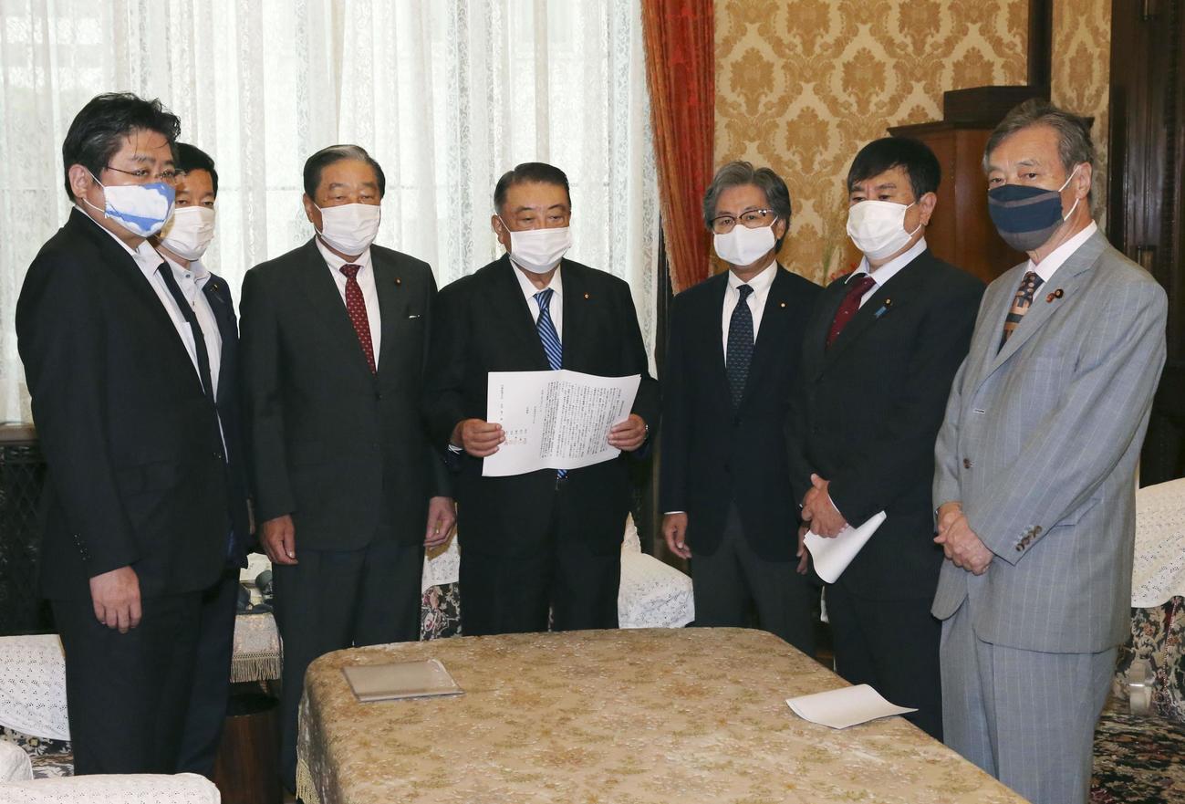 臨時国会召集の要求書を大島衆院議長（中央）に提出した野党の国対委員長ら（共同）