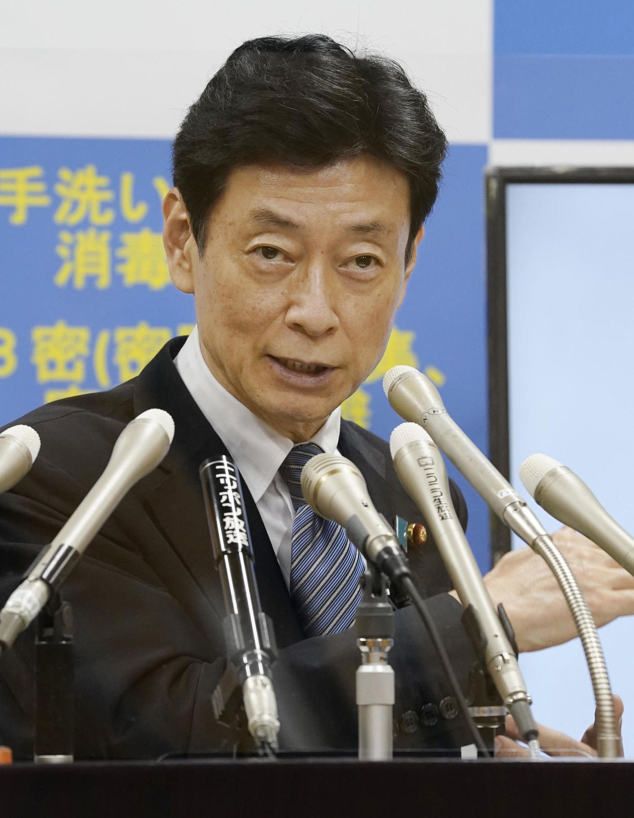 新型コロナウイルス感染症対策分科会後、記者会見する西村経済再生相（共同）