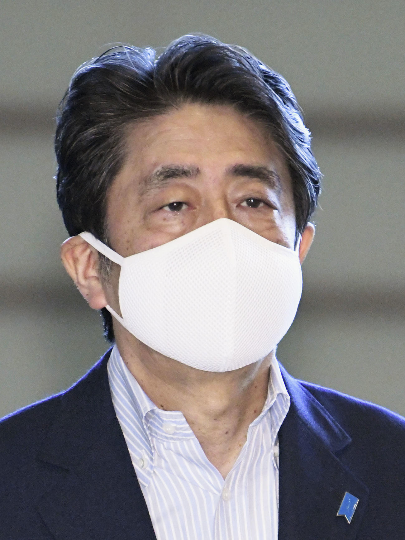 「アベノマスク」とは異なるマスクを着けた安倍首相（共同）