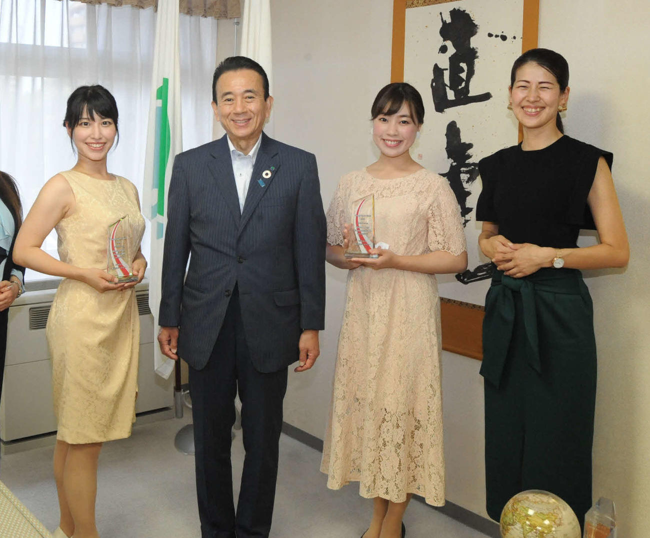 鈴木・浜松市長（中央左）を表敬訪問した、右から鈴木さん、高瀬さん、左端は平井さん