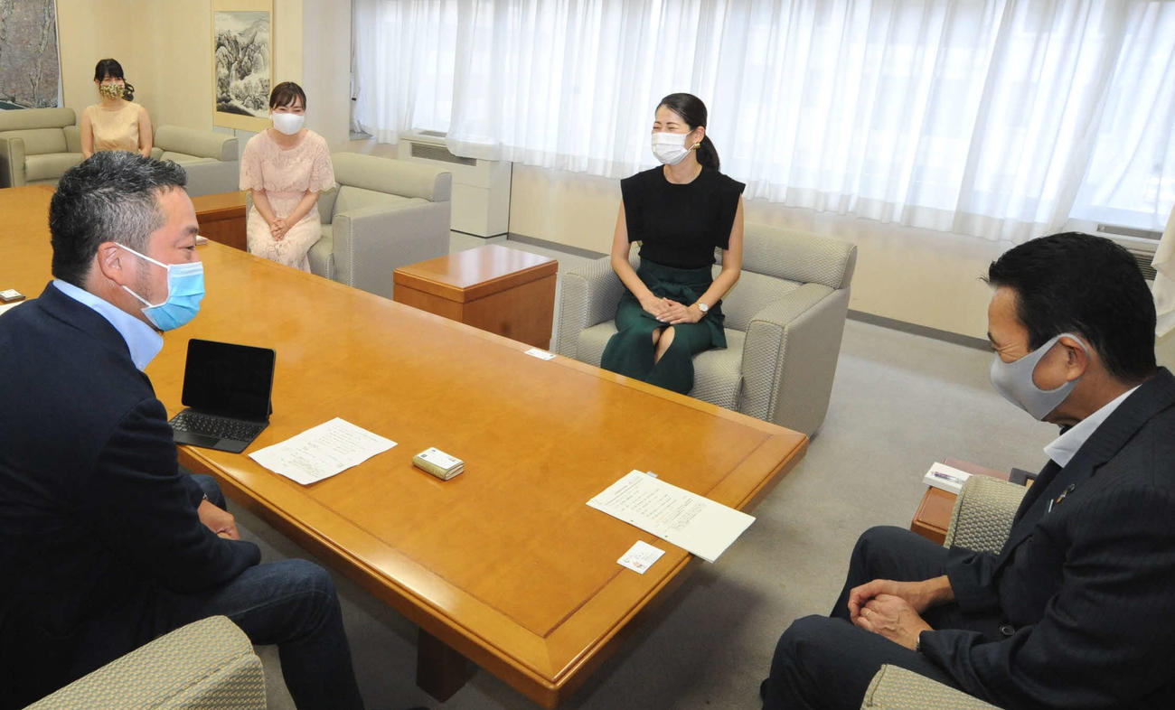 鈴木浜松市長（右）と歓談する県内ファイナリストら（奥の3人）